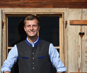 TSV 1860 München Spieler  Richard Neudecker trägt trotz des entfallenen Oktoberfests Tracht an der Almhütte auf dem Trainingsgeländes des TSV 1860 München.  (©Foto: Felix Hörhager für Angermaier)
